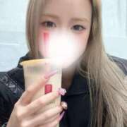 みん ゴンチャ片手にまったり出勤中🧋🤍 渋谷くいーんず