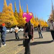 月影せれな 神宮外苑銀杏並木 色気あるワイフ