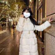 Ria 夜の光の路地の中で? CELEB（セレブ）