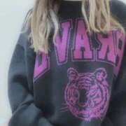 しゅり（爆乳Iカップ美少女！ 【🖤覗いたでしょ！】 ハニービー（Honey Bee）