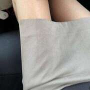 はな 膝下のスカートでも車運転するとき短く上がってしまいます。チラッと🤣 完熟ばなな八王子