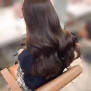 ななみ 美容院いってきました🐰✨つやつやヘアで出勤です エマーブル