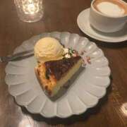 はる ☕️🍰 新宿・本格コスプレ素人アイドル学園イメクラ「新入生」