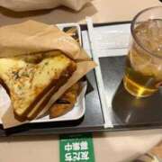 まこ カフェでほっこり一休み☕ 白いぽっちゃりさん