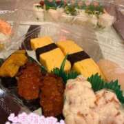 にこ（天真爛漫！ド変態美女！ お寿司ぱーちー🍣 ハニービー（Honey Bee）