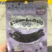 ♪のの にゃーーーんとのびた…… 水色りぼん