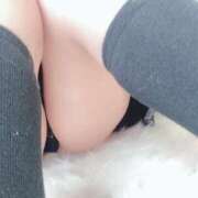 ゆに 人肌恋しい🥲💕 The White