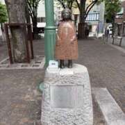 ぼたん 赤い靴の像 角海老石亭