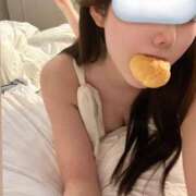 セイラ 出勤前にだらだらしてます…💭甘いもの補給中( ˙³˙)⇝💕 On a best（オンナベスト）