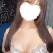 平松りり 出勤します🥹 ウルトラホワイト