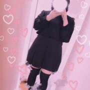 まなつ 大袈裟チラリ黒ニーハイ🐾♡﻿ ふわふわコレクション川越店