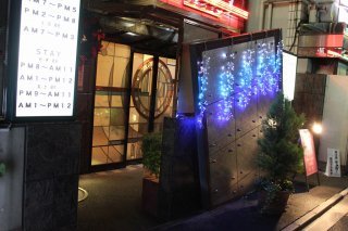 HOTEL PEARL(台東区/ラブホテル)の写真『夜の入口（近景）』by スラリン