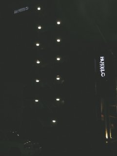 ホテル 0 (ゼロ）(さいたま市浦和区/ラブホテル)の写真『夜の外観』by もんが～