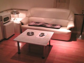フランセ(八王子市/ラブホテル)の写真『605号室、テーブルとソファー』by もんが～