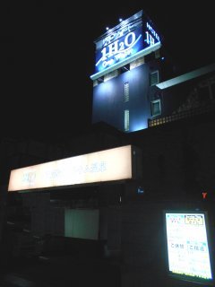 HOTEL 1H2O 横田Base(瑞穂町/ラブホテル)の写真『夜の外観（少しリニューアルされたようです）』by もんが～