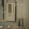 フランセ(八王子市/ラブホテル)の写真『313号室、枕元のエアコンと販売機など』by もんが～