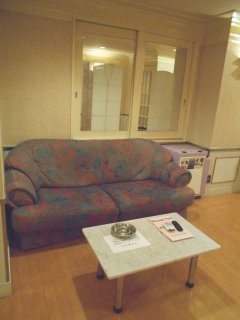 フランセ(八王子市/ラブホテル)の写真『702号室、テーブルとソファー』by もんが～