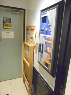 コスモポリス(川越市/ラブホテル)の写真『223号室、自動清算機とルームサービス受け取り棚』by もんが～