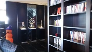 アラウダリゾート国立(国立市/ラブホテル)の写真『本棚とハロウイン装飾のあるエントランス』by karin