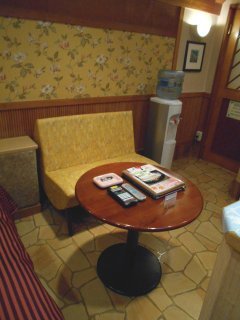 マリオネットアイネ(八王子市/ラブホテル)の写真『202号室、テーブルとソファー』by もんが～
