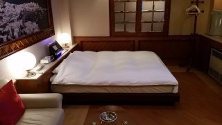 アマン(東久留米市/ラブホテル)の写真『210号室ベッドとその周辺』by 春風拳