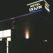 HOTEL IXION（イクシオン)(戸田市/ラブホテル)の写真『夜の外観』by もんが～
