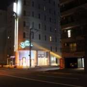 ホテル ES（エス）(札幌市中央区/ラブホテル)の写真『夜の外観１』by スラリン