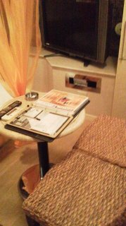 Wバグース(新宿区/ラブホテル)の写真『301号室ベッド横のテーブルと椅子。テーブルは小さめ。』by 春風拳