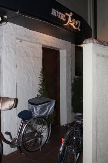 ホテル プレシャス(足立区/ラブホテル)の写真『夜の入口（近景）』by スラリン