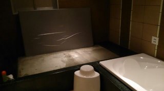 ホテル エートゥーゼットバルスリゾート(小諸市/ラブホテル)の写真『お風呂場です。なんと、ローションプレイ用の専用スペースが！しかもローション付き！しかもマットの下からお湯が出る！』by ぶいまっくす