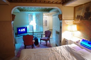 ホテル六本木(港区/ラブホテル)の写真『207号室ベッドから入口方向の景色』by マーケンワン