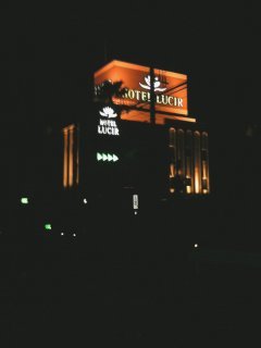 HOTEL LUCIR（ルシール)(さいたま市岩槻区/ラブホテル)の写真『夜の外観（遠景）』by もんが～