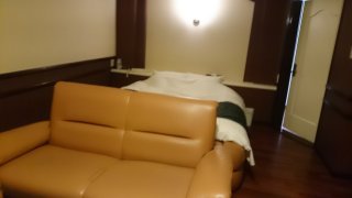 HOTEL LULLIA（ジュリア）(足利市/ラブホテル)の写真『106号：入り口からベッド』by うるるん