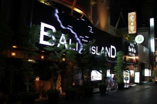 HOTEL Bali An Resort　新宿アイランド店(新宿区/ラブホテル)の写真『夜の裏側入口付近』by スラリン