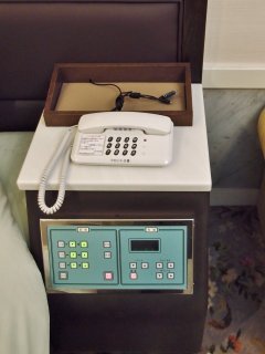 ホテル サラサ(横浜市西区/ラブホテル)の写真『311号室 ベッドサイド』by Waco