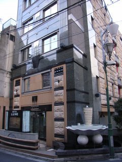 HOTEL LUXE 恵比寿(渋谷区/ラブホテル)の写真『昼の外観（南東から）』by ホテルレポったー
