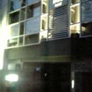 HOTEL WOO（ウー）(札幌市厚別区/ラブホテル)の写真『駐車場入り口』by 北の大地