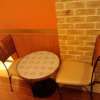 ホテルUNS(ユーエヌエス)(戸田市/ラブホテル)の写真『102号室テーブルと椅子』by まさおじさん