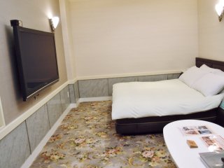 ホテル サラサ(横浜市西区/ラブホテル)の写真『311号室 ベッド＆テレビ』by Waco