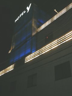 HOTEL Y(ヤー)(所沢市/ラブホテル)の写真『夜の外観』by もんが～