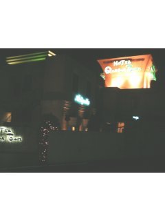クイーンズタウン(横浜市緑区/ラブホテル)の写真『夜の外観』by もんが～