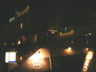 パライソ(伊勢原市/ラブホテル)の写真『夜の外観』by もんが～