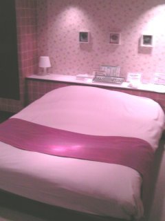 WILL RESORT日高（ウィルリゾート）日高(日高市/ラブホテル)の写真『205号室、ベッド』by もんが～
