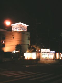 ホテル リヴィエラ相模原(相模原市/ラブホテル)の写真『夜の外観』by もんが～