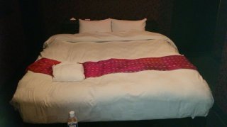 HOTEL ザ・ウエスト(八王子市/ラブホテル)の写真『206号室  ベッド全容 キングサイズ』by ハンプティ・ダンプティ