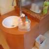 ホテルUNS(ユーエヌエス)(戸田市/ラブホテル)の写真『102号室手洗いと無料貸出のシャンプーセット小さなボトルに小分けしてあります。』by まさおじさん