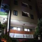 ホテル B-Girl(荒川区/ラブホテル)の写真『夜の外観１』by スラリン