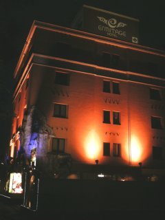 ホテル エルミタージュ中央店(相模原市/ラブホテル)の写真『夜の外観』by もんが～