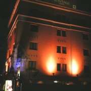 ホテル エルミタージュ中央店(相模原市/ラブホテル)の写真『夜の外観』by もんが～