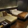 HOTEL SHIP'S（シップス）(船橋市/ラブホテル)の写真『506号室 ベッドとソファ』by ホテルレポったー